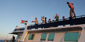 El barco de la flotilla en que viaja Colau «ha petado» y la excaldesa y el resto de tripulantes tendrán que reubicarse