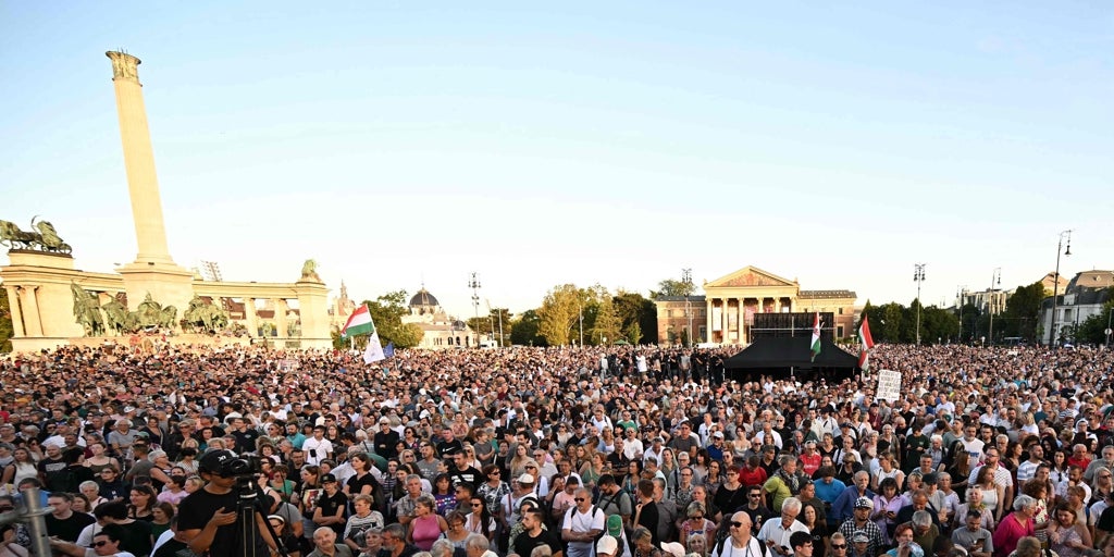 Miles de personas se manifiestan en Hungría contra las campañas mediáticas de Orbán