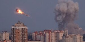Rusia ataca la sede del Gobierno de Ucrania en un bombardeo que deja al menos dos muertos en Kiev