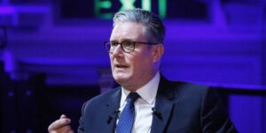 Starmer impulsa un polémico sistema de identificación digital obligatoria en el Reino Unido para frenar la inmigración ilegal