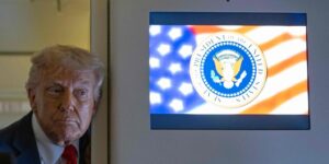Trump amenaza ahora con quitar las licencias de las televisiones que sean críticas con él