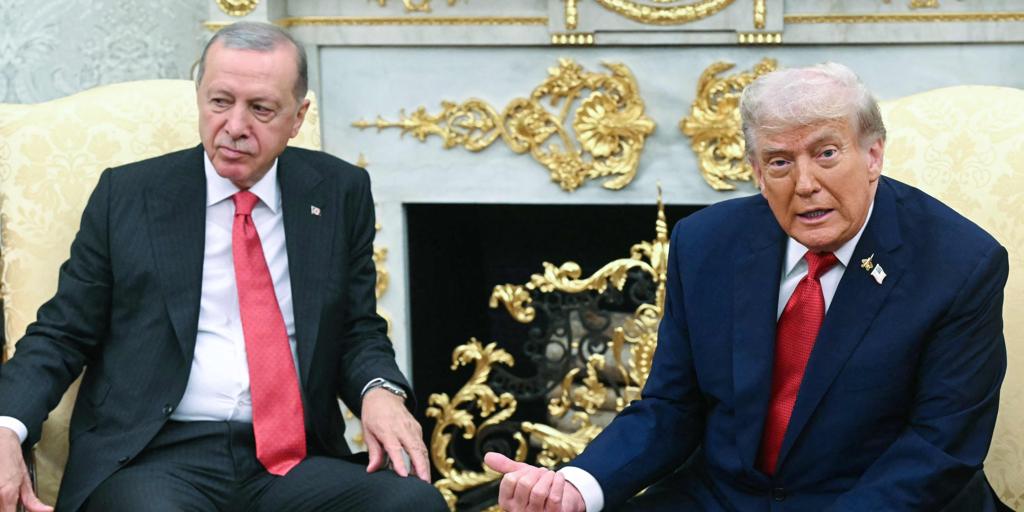 Trump presiona a Erdogan para cortar el petróleo ruso y le abre la puerta a multimillonarios acuerdos militares