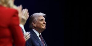 ¿Por qué leer menos fomenta la política más idiota?