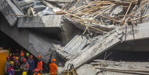 El derrumbe de un colegio en Indonesia deja más de 90 desaparecidos