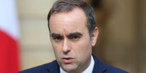 El primer ministro francés anuncia su nuevo gobierno, sobre el que ya se cierne la amenaza de una moción de censura