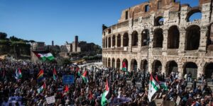 Profanación de la estatua de Juan Pablo II y vandalismo antisemita en las protestas a favor de Palestina y contra Meloni en Roma