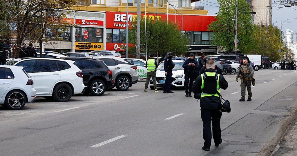 Al menos seis muertos y quince heridos en un tiroteo en un supermercado de Kiev