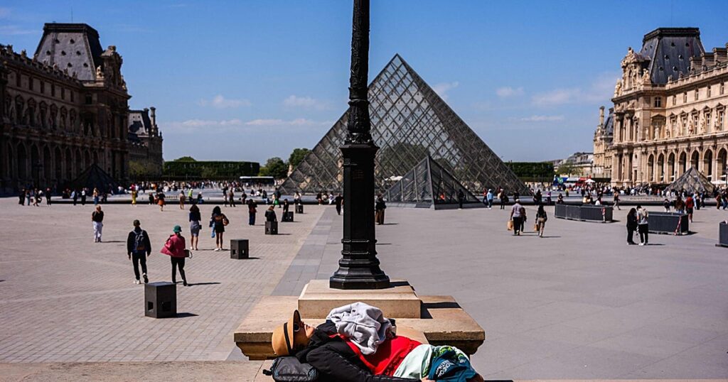 Cierran una parada de metro al lado del Louvre debido a un fulgurante enjambre de abejas