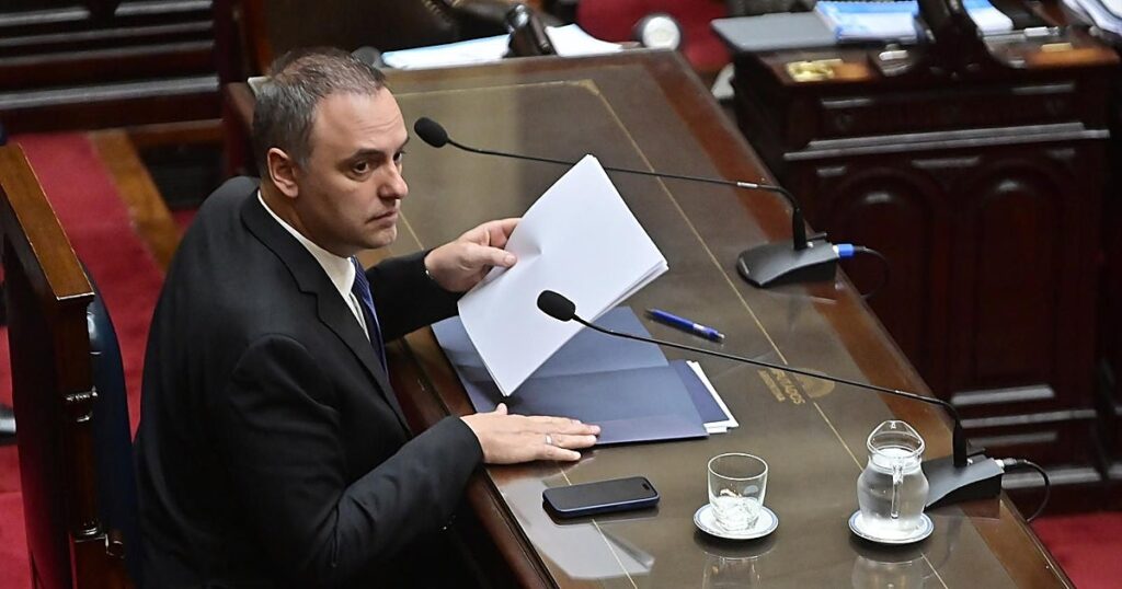 El jefe de Gabinete de Milei niega ante el Congreso las acusaciones de enriquecimiento ilícito