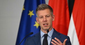 Magyar tiende la mano a Ucrania