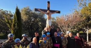 Soldados italianos restituyen el Cristo destrozado por un soldado israelí en el Líbano