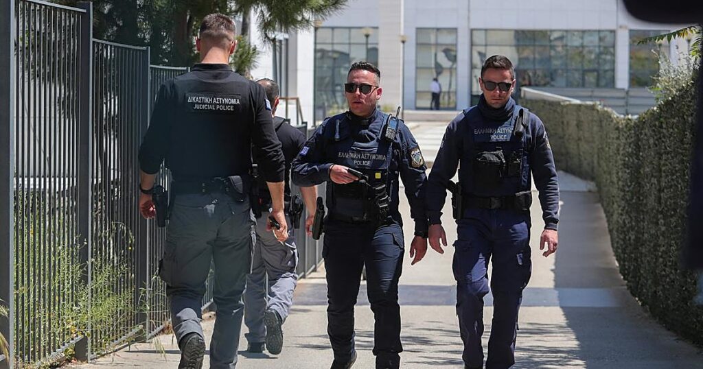 Un anciano de 89 años hiere a cinco personas en dos tiroteos en Atenas por problemas para cobrar la pensión