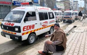 Al menos 30 muertos y 103 heridos al descarrilar un tren por una fuerte explosión en el suroeste de Pakistán