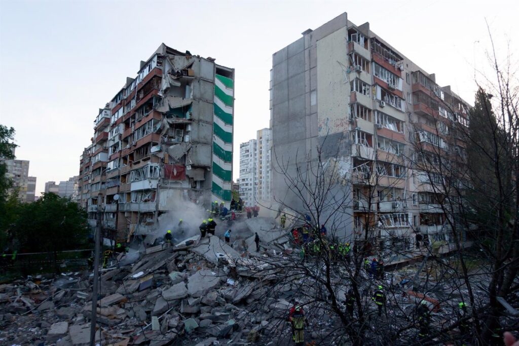 Al menos dos muertos y 65 heridos en un nuevo ataque masivo con misiles y drones rusos contra Kiev