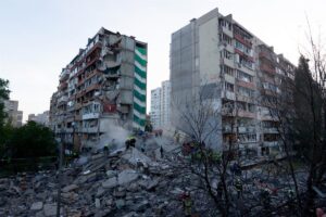 Al menos dos muertos y 65 heridos en un nuevo ataque masivo con misiles y drones rusos contra Kiev