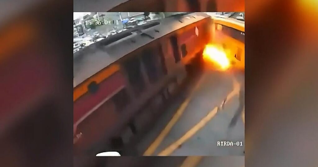 Al menos ocho muertos en una colisión entre un tren y un autobús en Bangkok