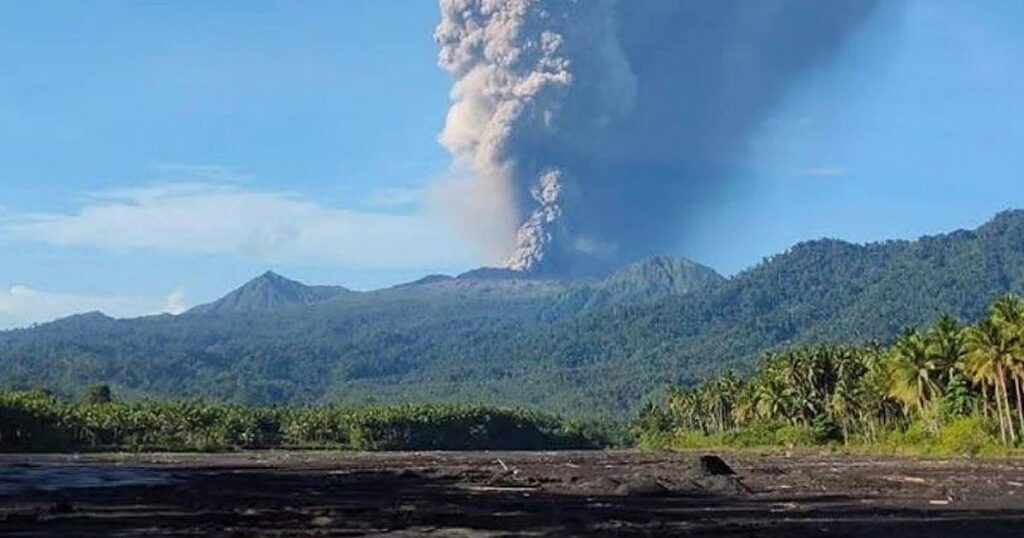 Al menos tres muertos y varios desaparecidos en Indonesia tras la erupción del volcán Dukono