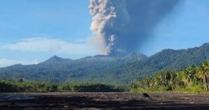 Al menos tres muertos y varios desaparecidos en Indonesia tras la erupción del volcán Dukono