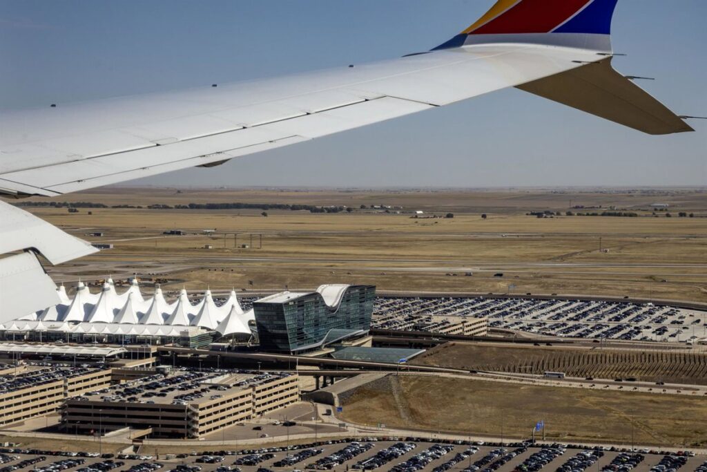 Al menos un muerto y doce heridos al atropellar un avión de pasajeros a un transeúnte en el aeropuerto de Denver (EEUU)
