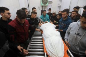 Aumentan a cerca de 850 los palestinos muertos por ataques de Israel en Gaza pese al alto el fuego