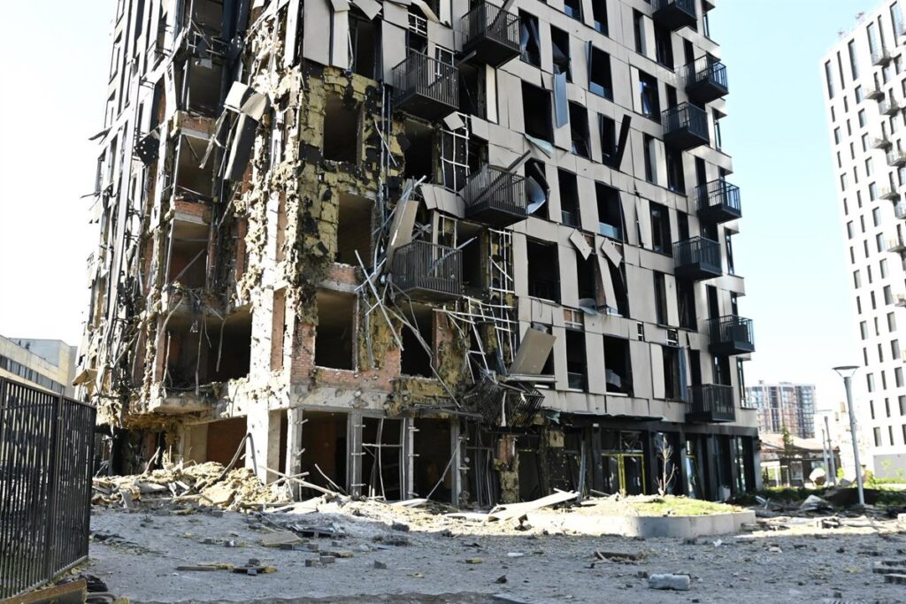 Aumentan a cinco los muertos por el ataque del domingo de Rusia contra Kiev y sus alrededores