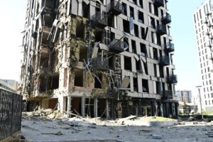 Aumentan a cinco los muertos por el ataque del domingo de Rusia contra Kiev y sus alrededores