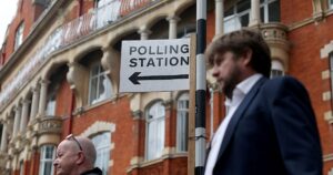 El Reino Unido mide el desgaste del bipartidismo en unas elecciones clave con el avance de Farage