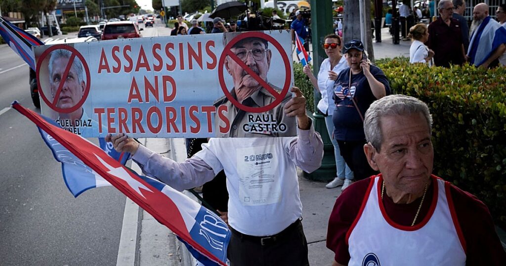 El exilio cubano celebra entre aplausos la imputación de Raúl Castro: «Se acabó la impunidad»