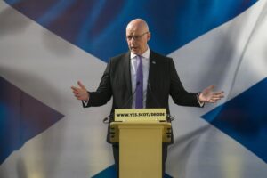 El ministro principal de Escocia insta a celebrar un referéndum ante la amenaza de la ultraderecha de Farage