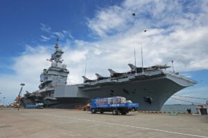 El portaaeronaves francés 'Charles de Gaulle' entra en el mar Rojo a través del canal de Suez