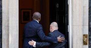 El primer ministro británico rechaza dimitir pese a la presión del gabinete