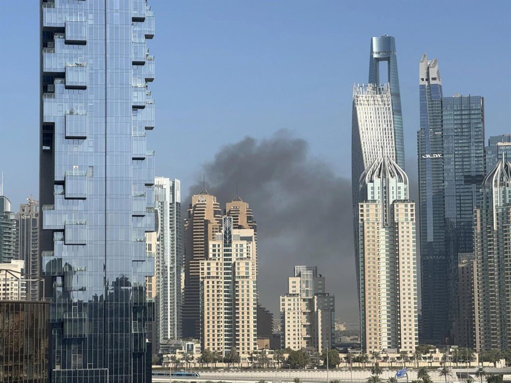 Emiratos Árabes Unidos denuncia tres heridos de gravedad en un nuevo ataque iraní con misiles y drones
