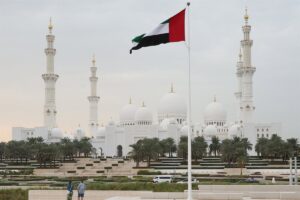 Emiratos intercepta nuevos misiles y drones procedentes de Irán