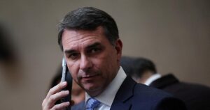 Flávio Bolsonaro pillado al pedir a un banquero preso por corrupción dinero para una película sobre su padre