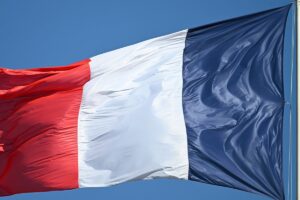 Francia avanza una ley para extender la detención a migrantes irregulares considerados peligrosos