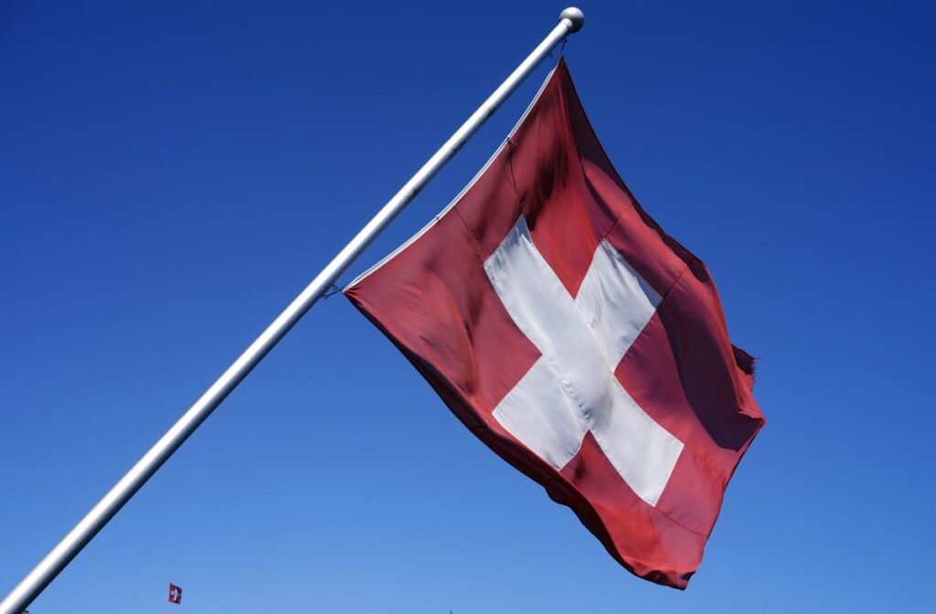 Heridas tres personas en un ataque con arma blanca en una estación de tren cerca de Zúrich, Suiza