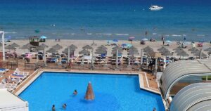 Indemnizan a un turista alemán tras quejarse de que en su hotel todas las tumbonas estaban reservadas con una toalla
