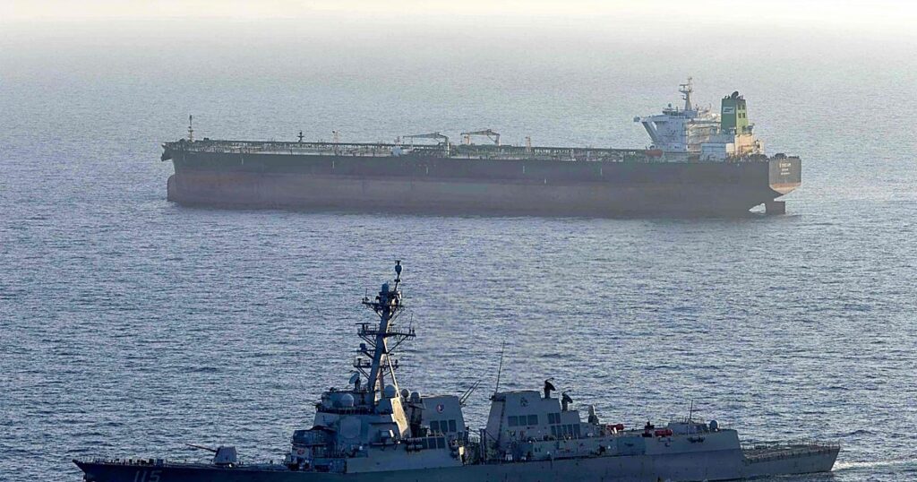 Irán y Estados Unidos tensan el alto el fuego con ataques directos en Ormuz