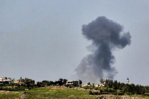 Israel anuncia la muerte de dos supuestos miembros de Hezbolá en un bombardeo en Líbano pese al alto el fuego