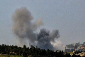 Israel lanza una nueva oleada de bombardeos contra "infraestructura de Hezbolá" en el sur de Líbano