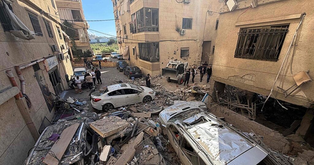 Israel vuelve a bombardear Beirut pese a la tregua y endurece su ofensiva en el sur del Líbano