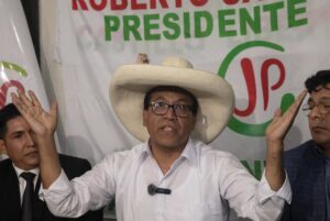 Keiko Fujimori y Roberto Sánchez pasan a segunda vuelta de las presidenciales con el 100% del voto escrutado