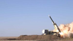 La Guardia Revolucionaria de Irán, dispuesta a "una respuesta decisiva" tras la "violación del alto el fuego" de EEUU