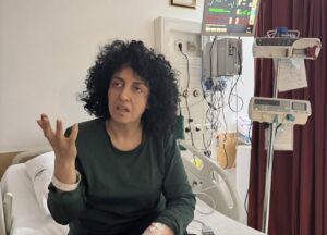 La Nobel de la Paz iraní Narges Mohammadi recibe el alta pero seguirá bajo "estricta" supervisión médica en casa