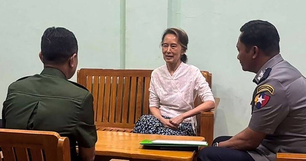 La junta militar birmana traslada a la Nobel de la Paz Aung San Suu Kyi de la cárcel a arresto domiciliario