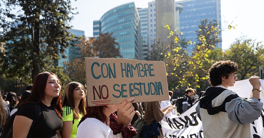 Los estudiantes chilenos salen a la calle para protestar contra los recortes sociales de Kast