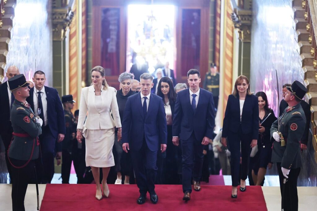 Magyar asume la jefatura del Gobierno húngaro entre felicitaciones de la UE