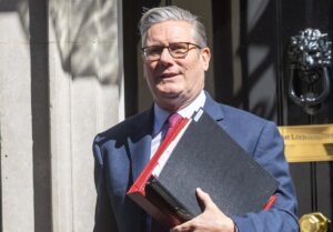 Más de 70 diputados laboristas piden la dimisión de Starmer