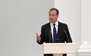 Medvedev avisa a Europa de que "los sueños en paz se han acabado" tras el impacto del dron en Rumanía