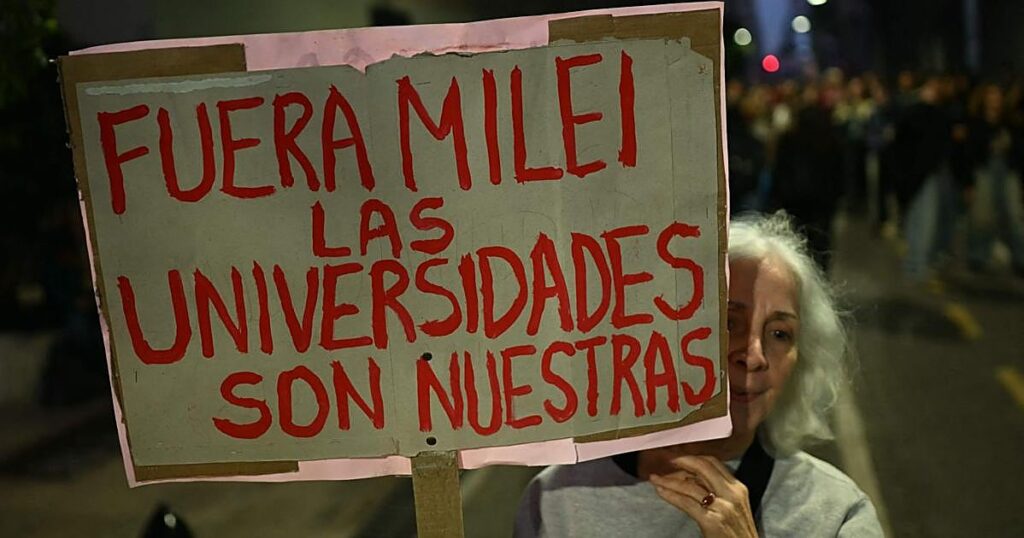 Miles de argentinos salen a las calles para protestar contra los recortes de Milei a las universidades